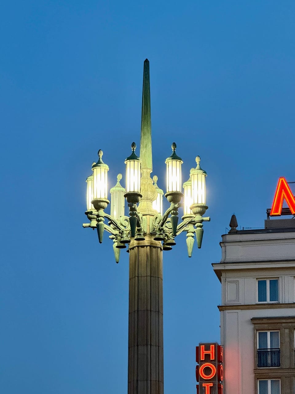 Środkowy kandelabr na placu Konstytucji, 2026