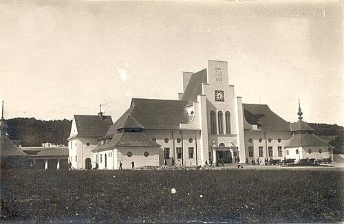 Dworzec w Gdyni na pocztówce sprzed 1939 roku