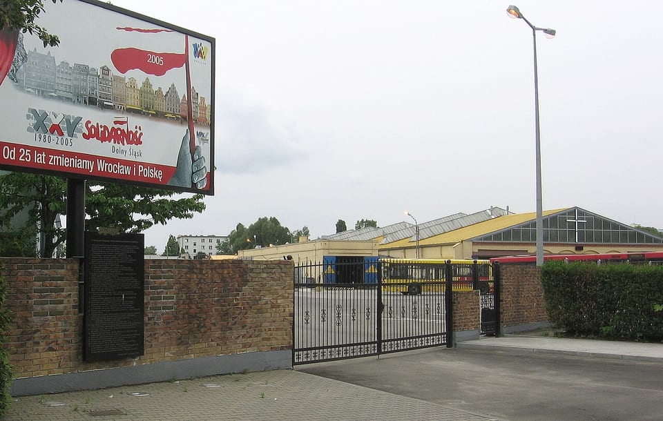 Brama zajezdni przy ulicy Grabiszyńskiej we Wrocławiu